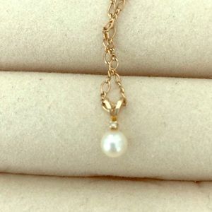 Pearl and diamond chip pendant